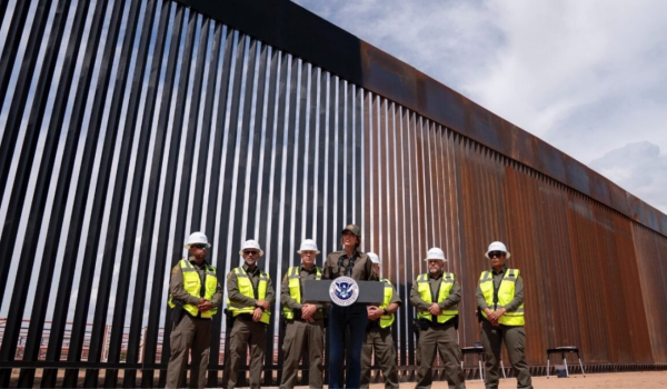 Trump manda pintar de preto todo o muro na fronteira com o México para dificultar escaladas