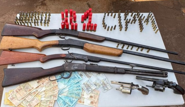 Polícia Militar apreende arsenal de armas e prende casal em Turvelândia