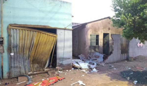Embriagado, condutor de caminhonete destrói casas e mata mulher no bairro Eldorado