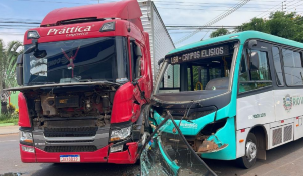 Caminhão fura PARE e atinge micro-ônibus da Prefeitura; duas pessoas ficam feridas