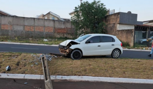 Motorista passa mal, perde o controle e colide contra poste no Recanto do Bosque