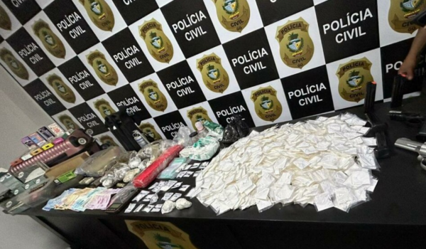 Polícia Civil apreende mais de mil porções de cocaína e arsenal de armas em Luziânia