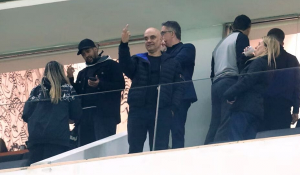 Política e futebol: Moraes reage a bolsonaristas com gesto obsceno na Arena