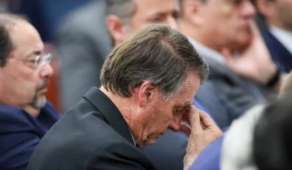STF determina uso de tornozeleira eletrônica por Bolsonaro para evitar possível fuga do país