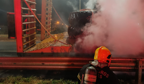 Bombeiros combatem chamas em carreta na BR-060, próximo ao Assaí em Rio Verde