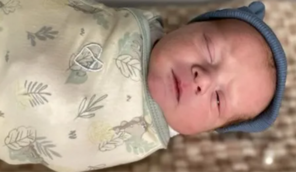 Bebê mais velho do mundo nasce nos EUA de embrião congelado há 30 anos
