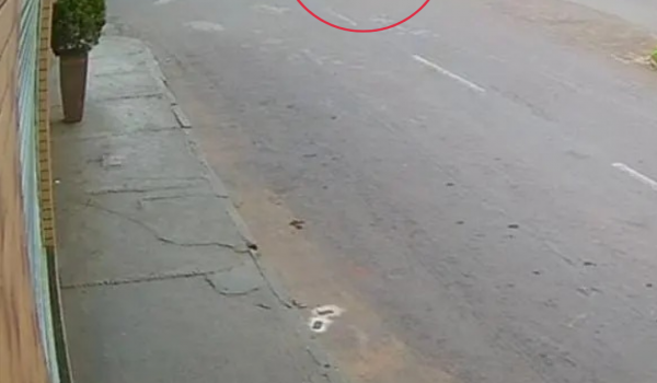 Motorista atropela mãe e duas crianças que aguardavam para travessar rua