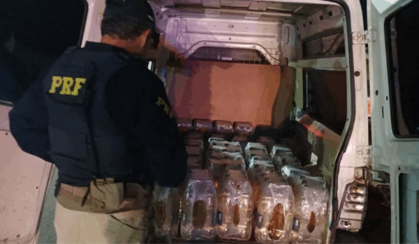 PRF apreende bebidas e 360 kg de doces transportados sem nota fiscal em Catalão