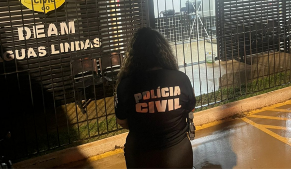 Mãe que mandava filho se jogar na frente de um ônibus é presa por tortura em Águas Lindas