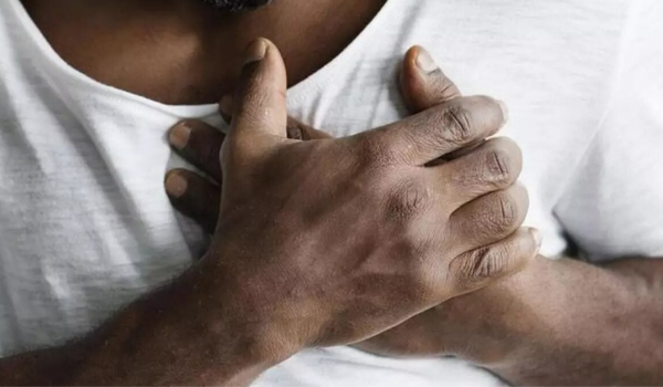 Homem descobre que viveu oito anos com lâmina de faca no peito