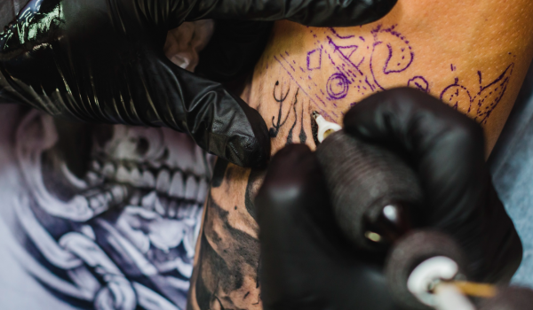 Conselho Federal de Medicina proíbe uso de anestesia para tatuagens em todo o Brasil