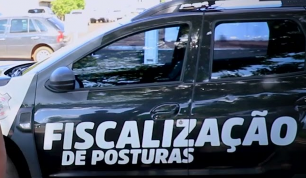 Homem tenta fugir da fiscalização e se machuca ao pular muro