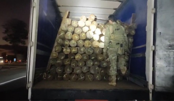 PRF apreende carga de madeira irregular na BR-153 em Jaraguá