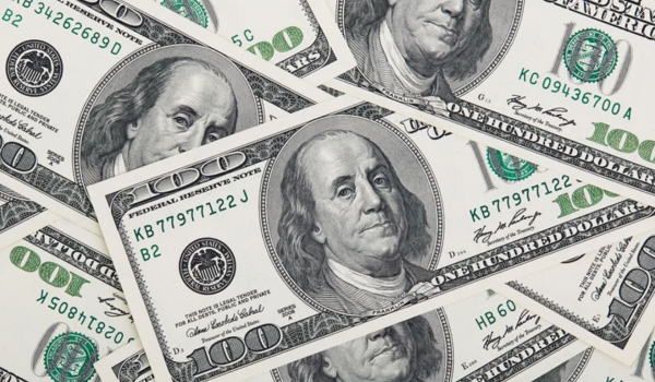 Dólar abre setembro em alta em meio a julgamento de Bolsonaro e incertezas externas