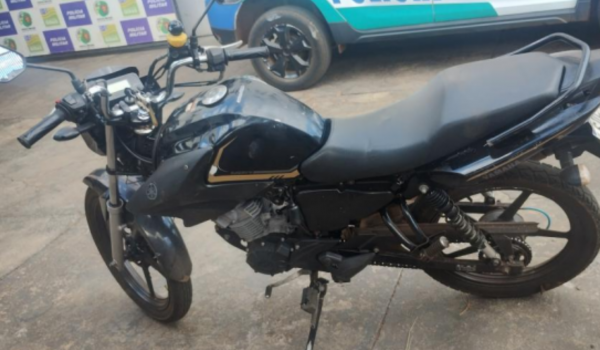 Polícia Militar intercepta motociclista descontrolado que causava perigo no Centro durante desfile da Pecuária