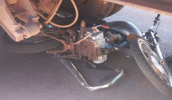 Carreta invade preferencial, arrasta motocicleta e condutor sofre apenas ferimentos leves em Jataí
