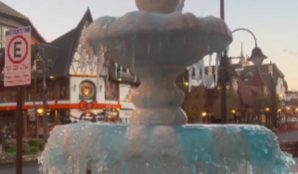 Fonte congela no centro de Gramado e encanta turistas durante onda de frio na Serra Gaúcha
