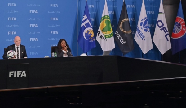Fifa anuncia sanções à Rússia no esporte mas é criticada por países que se negam a jogar