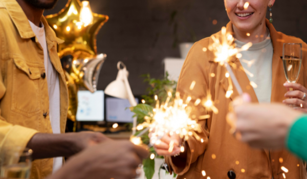 FORTALECENDO LAÇOS: A IMPORTÂNCIA DAS CONFRATERNIZAÇÕES DE FINAL DE ANO NAS EMPRESAS