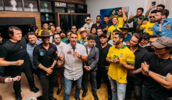 Flávio Bolsonaro reúne Gusttavo Lima, Zezé Di Camargo e outros sertanejos em Goiás para reforçar campanha
