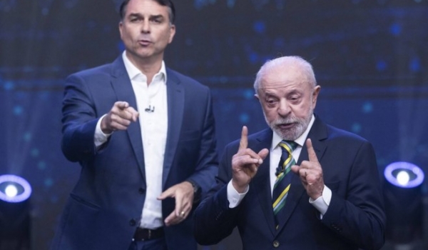 Flávio Bolsonaro e Lula trocam acusações de corrupção e citam familiares em debate