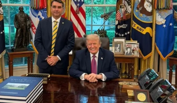 Flávio Bolsonaro se reúne com Trump na Casa Branca em meio à crise por áudio vazado