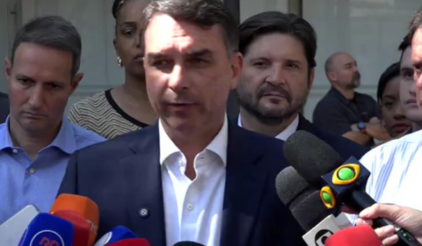 Flávio Bolsonaro mantém Alfredo Gaspar como vice e chama acusação contra deputado de 