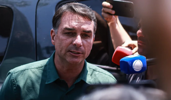 Flávio Bolsonaro teria deixado o Brasil rumo aos Estados Unidos após ordem de apreensão de passaportes, diz site