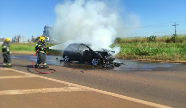 Carro com quatro passageiras colide em carreta e pega fogo na BR-060, em Rio Verde