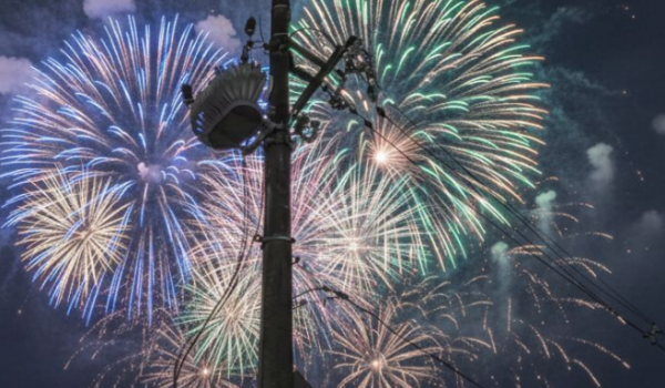 Soltar fogos próximos da rede elétrica podem causar acidentes e falta de energia; confira os cuidados