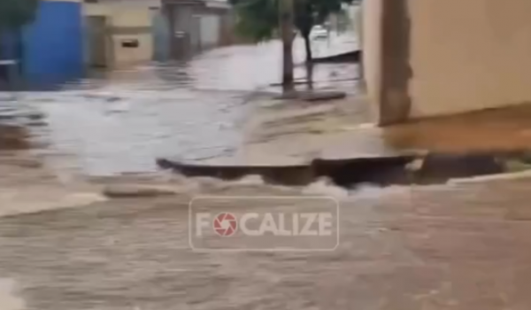 Forte chuva deixa bairro alagado em Quirinópolis