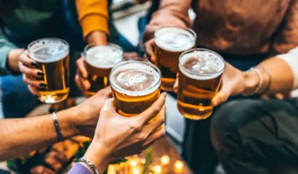 Frentista demitido após tomar cerveja no almoço consegue reverter justa causa em Goiás