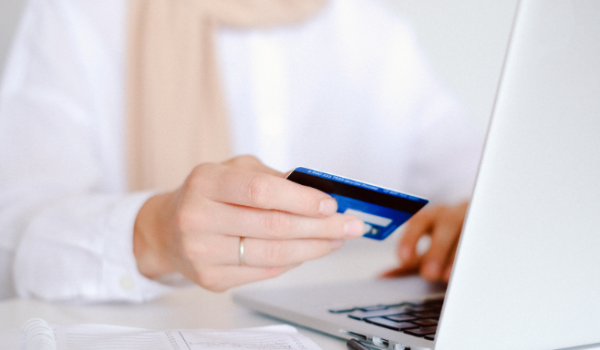 Funcionária de empresa de convênio médico é presa por usar cartões de clientes para realizar compras, em Rio Verde