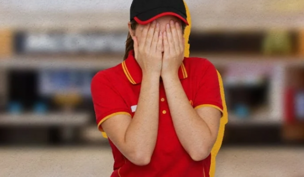 McDonalds indenizará funcionária agredida com rodo; empresa chamou mãe de agressor para resolver problema