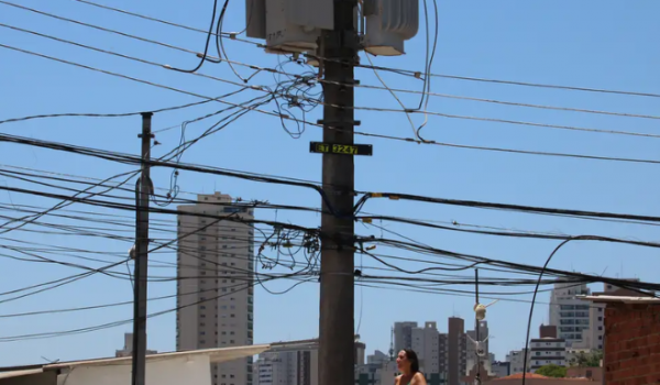 Furto de energia gerou prejuízo de R$ 10,3 bilhões e 45 mortes em 2024, aponta Aneel