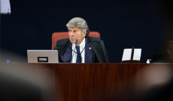 Fux volta a divergir de Moraes e defende que 