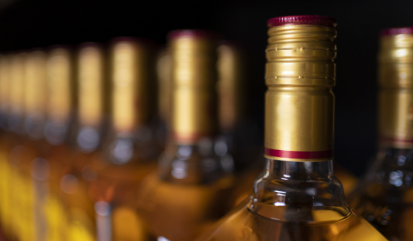 Metanol usado na limpeza de garrafas de bebidas pode explicar intoxicações, segundo polícia