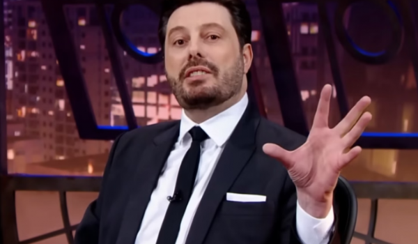 Danilo Gentili cobra mais reconhecimento e exalta conquistas no comando de talk show