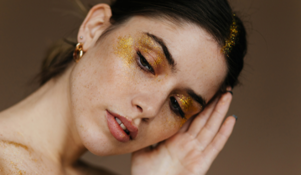 Carnaval: dermatologistas ensinam como remover glitter com segurança