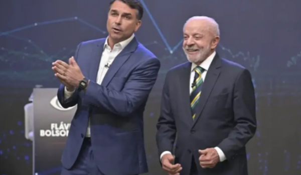 Globo mobiliza mais de 30 jornalistas para checar falas de Lula e Flávio Bolsonaro durante debate