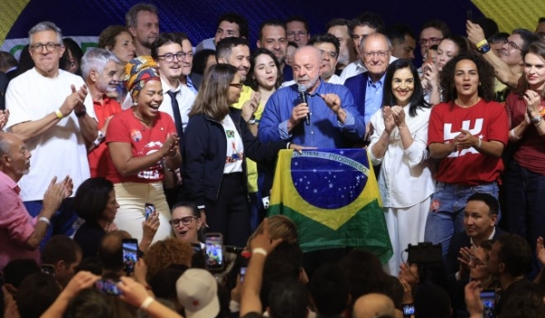 Governo Lula busca evitar crise diplomática sobre ajuda da Casa Branca à fuga de Flávio Bolsonaro