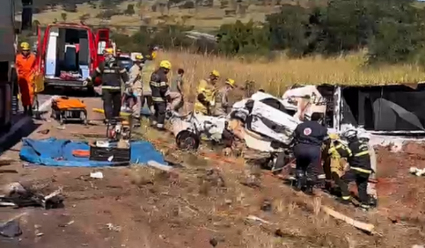 Grave acidente entre carro e carretas deixa dois mortos e dois feridos em estado grave em Nerópolis