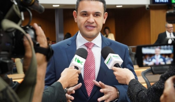 Grupo de 6 pré-candidatos à presidência da Alego articula candidato único