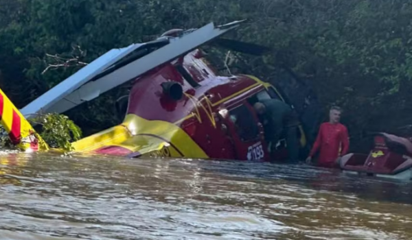 Helicóptero do Corpo de Bombeiros faz pouso forçado no Rio Araguaia