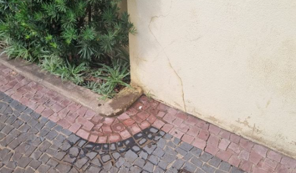 Homem xinga policiais ao ser visto urinando em via pública no centro de Rio Verde