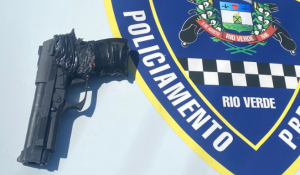 Homem é detido com simulacro após ameaçar pessoas em comércios no Bairro Popular, em Rio Verde