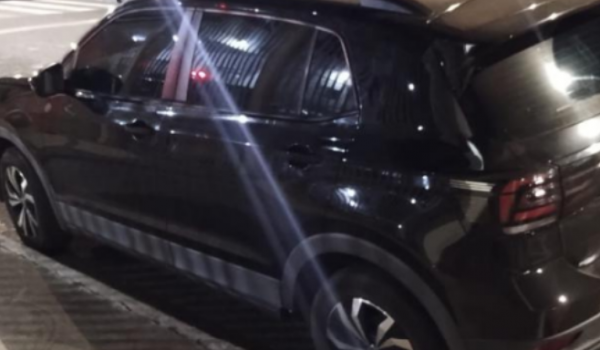 Funcionário de lava jato usa carro de cliente para dar 