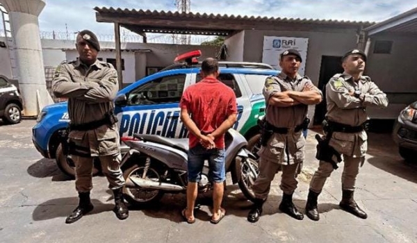 Homem é preso suspeito de receptar moto furtada 