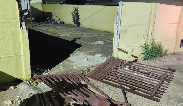 Homem foge após agredir namorada e destruir portão, mas é preso na casa da mãe em Rio Verde