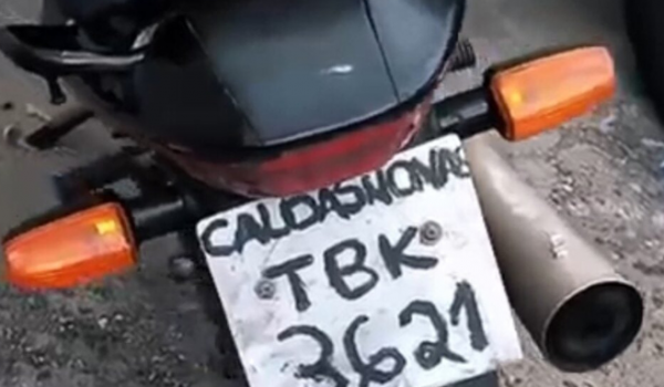 Homem é preso em Caldas Novas com placa de moto pintada à mão e diz que 'comprou assim'